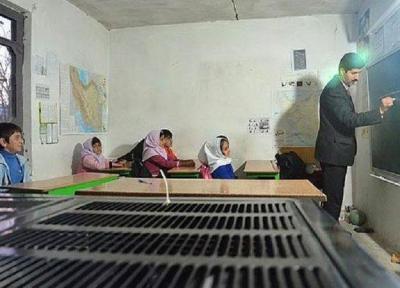 سوز سرما هم کلاس دانش آموزان لرستانی، مدارسی که یخ کردند!