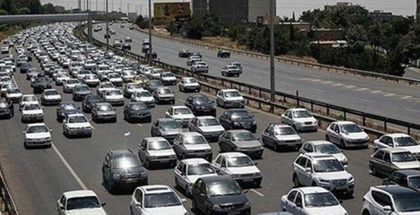 ترافیک سنگین در محورهای منتهی به کلانشهرها، چالوس یک طرفه ترافیک سنگین در محورهای منتهی به کلانشهرها، چالوس یک طرفه است