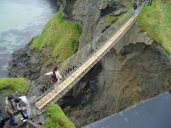 مقاله: پل طنابی کریک بر روی اقیانوس اطلس، ایرلند شمالی