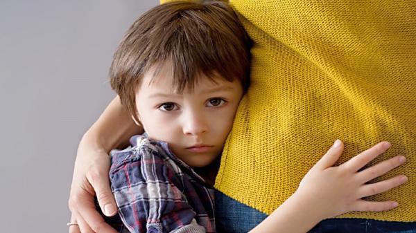 نحوه برخورد صحیح با کودکی که ترس از جدایی دارد چیست؟