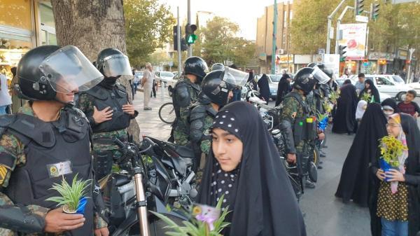 مردم قزوین به ماموران پلیس شاخه های گل اهدا کردند